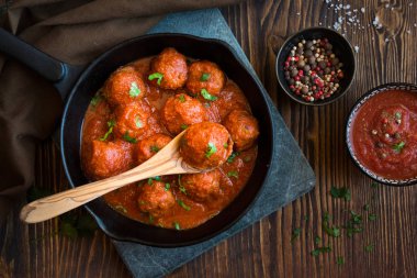 Domates soslu ev yapımı köfteler ve tavada maydanoz.