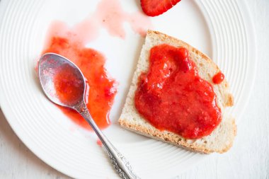 Beyaz meyveli ev yapımı çilek reçeli.