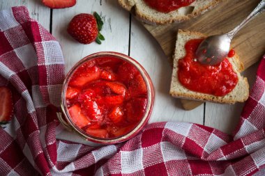 Beyaz meyveli ev yapımı çilek reçeli.