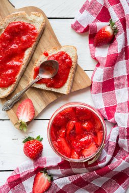 Beyaz meyveli ev yapımı çilek reçeli.