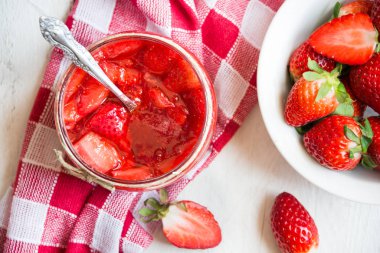 Beyaz meyveli ev yapımı çilek reçeli.