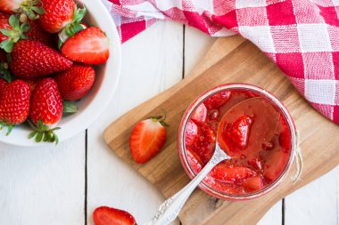 Beyaz meyveli ev yapımı çilek reçeli.