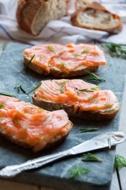 Somon füme sandviç ve krem peynirli ekmek.