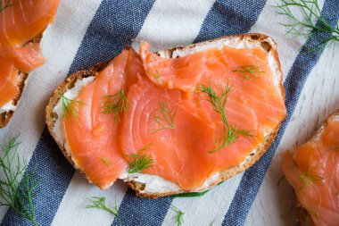 Somon füme sandviç ve krem peynirli ekmek.