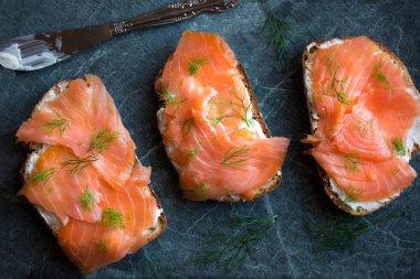 Somon füme sandviç ve krem peynirli ekmek.