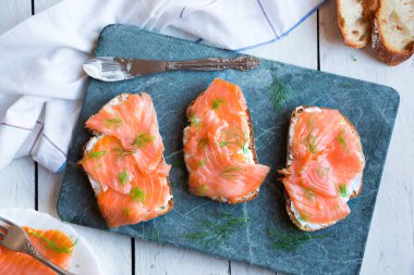 Somon füme sandviç ve krem peynirli ekmek.