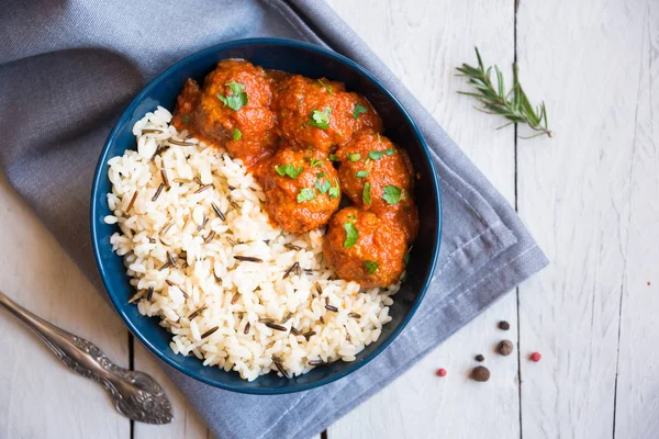 Kasede pilav ve domates soslu köfte.