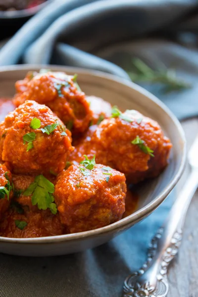 Domates soslu ev yapımı köfteler ve kasede maydanoz.