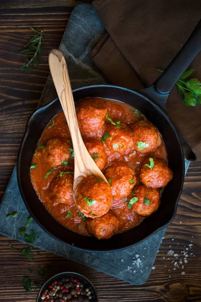 Domates soslu ev yapımı köfteler ve tavada maydanoz.