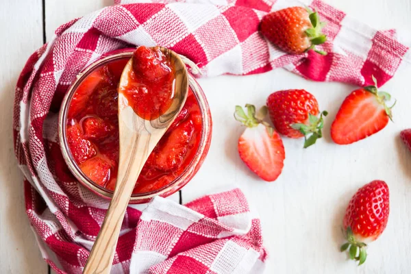 Mermelada de fresa casera con fruta fresca en blanco — Foto de Stock