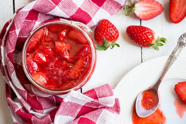 Domácí jahodová marmeláda s čerstvým ovocem na bílém — Stock fotografie