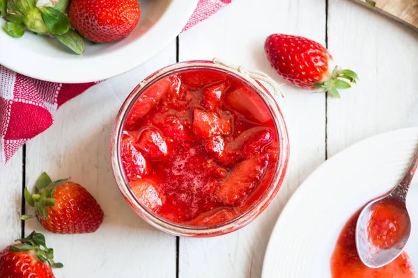 Mermelada de fresa casera con fruta fresca en blanco —  Fotos de Stock