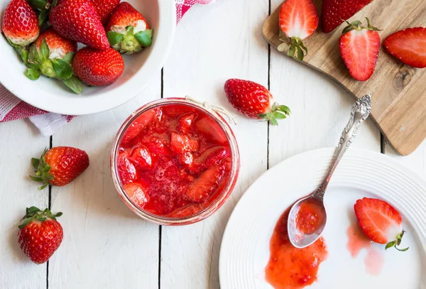 Domowej roboty dżem truskawkowy ze świeżymi owocami na białym — Zdjęcie stockowe
