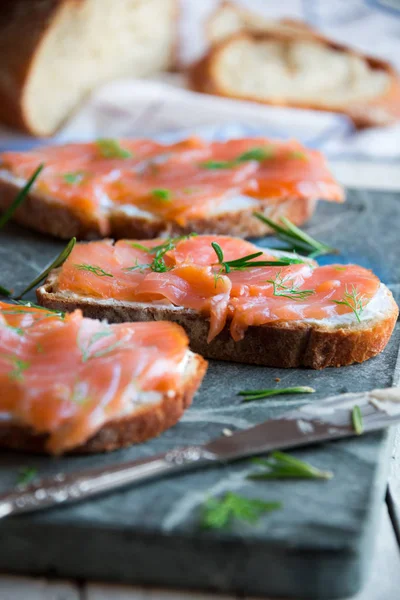 Somon füme sandviç ve krem peynirli ekmek.