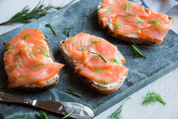 Somon füme sandviç ve krem peynirli ekmek.