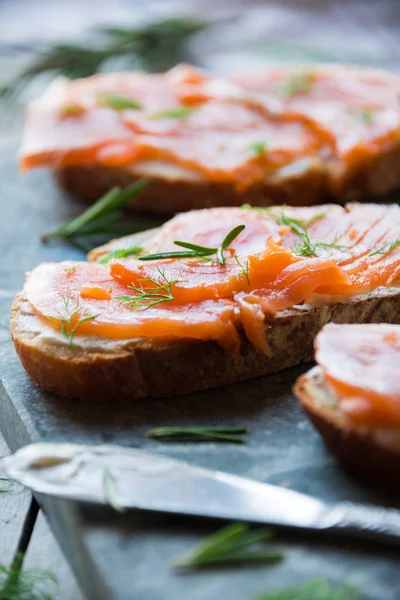 Somon füme sandviç ve krem peynirli ekmek.