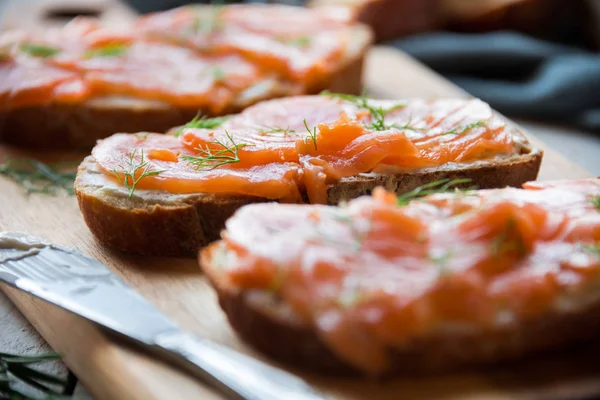 Somon füme sandviç ve krem peynirli ekmek.