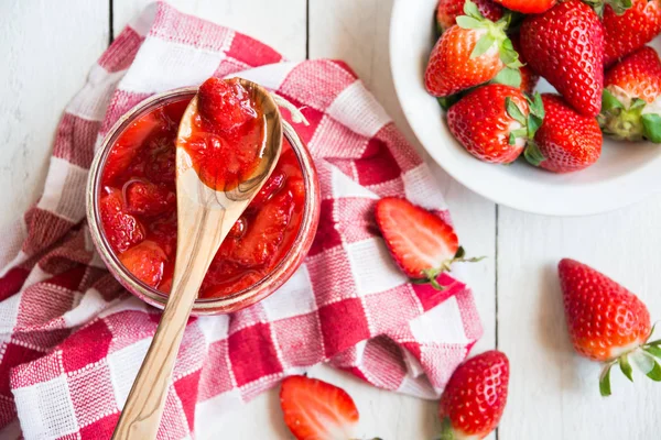 Hausgemachte Erdbeermarmelade mit frischem Obst auf weiß — Stockfoto