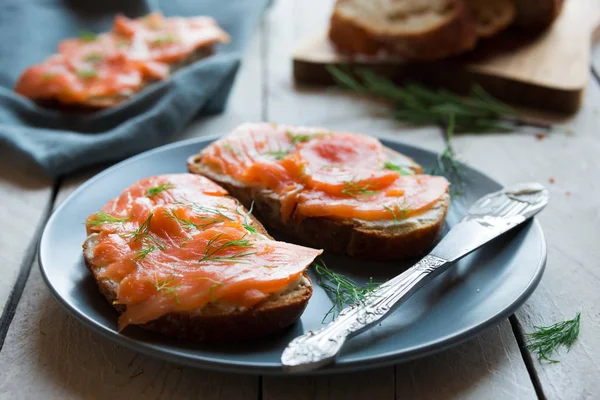 Somon füme sandviç ve krem peynirli ekmek.