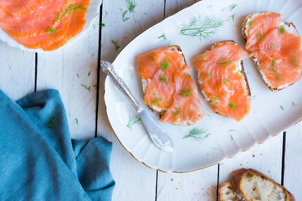 Somon füme sandviç ve krem peynirli ekmek.