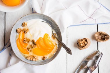 Şeftalili yoğurt, fındıklı ve ballı