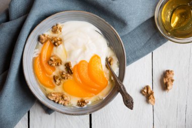Şeftalili yoğurt, fındıklı ve ballı