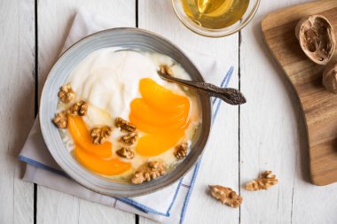 Şeftalili yoğurt, fındıklı ve ballı