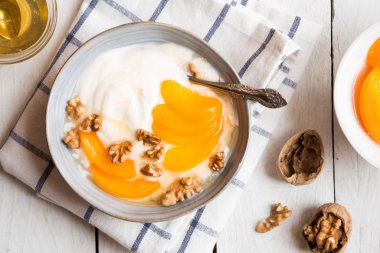 Şeftalili yoğurt, fındıklı ve ballı