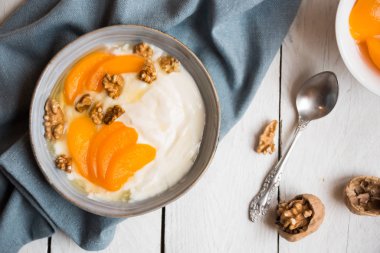 Şeftalili yoğurt, fındıklı ve ballı