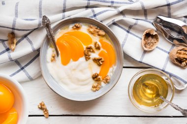 Şeftalili yoğurt, fındıklı ve ballı