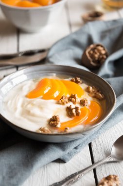 Şeftalili yoğurt, fındıklı ve ballı