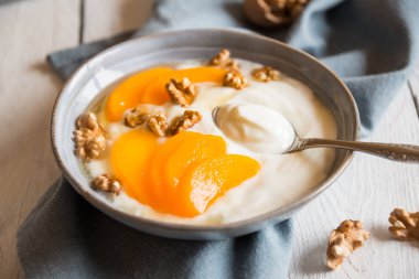 Şeftalili yoğurt, fındıklı ve ballı