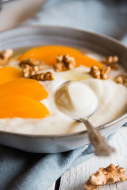 Şeftalili yoğurt, fındıklı ve ballı