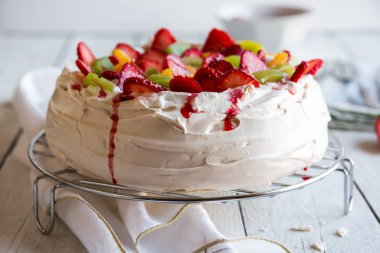 Lezzetli Pavlova pastası kremalı ve taze çilekli.