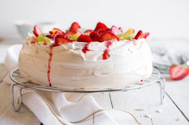 Lezzetli Pavlova pastası kremalı ve taze çilekli.