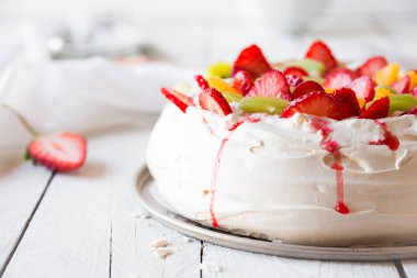 Lezzetli Pavlova pastası kremalı ve taze çilekli.