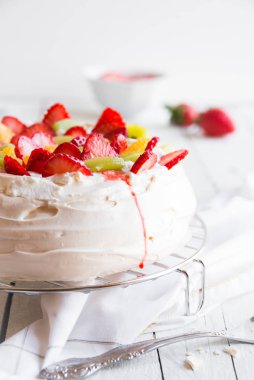 Lezzetli Pavlova pastası kremalı ve taze çilekli.