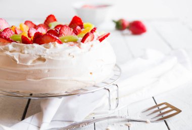 Lezzetli Pavlova pastası kremalı ve taze çilekli.