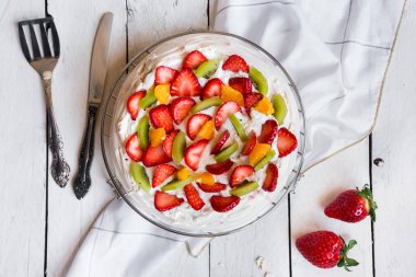 Lezzetli Pavlova pastası kremalı ve taze çilekli.