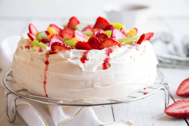 Lezzetli Pavlova pastası kremalı ve taze çilekli.