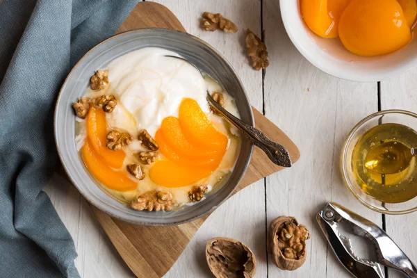 Şeftalili yoğurt, fındıklı ve ballı