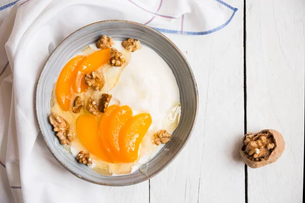 Şeftalili yoğurt, fındıklı ve ballı