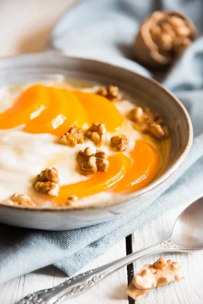 Şeftalili yoğurt, fındıklı ve ballı