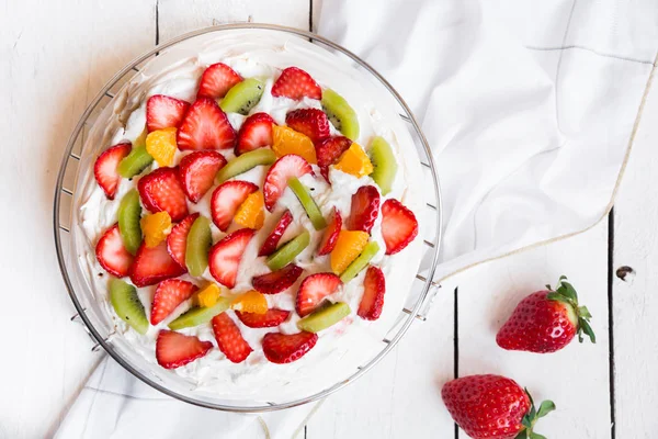 Lahodný dort Pavlova s meringue a čerstvými jahodami — Stock fotografie