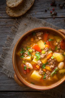 Et ve sebzeli lezzetli hamburger çorbası.