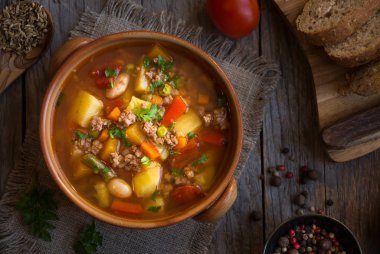 Et ve sebzeli lezzetli hamburger çorbası.