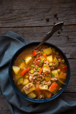 Et ve sebzeli lezzetli hamburger çorbası.