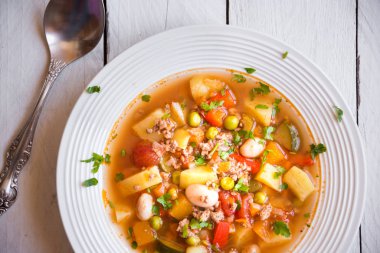 Et ve sebzeli lezzetli hamburger çorbası.