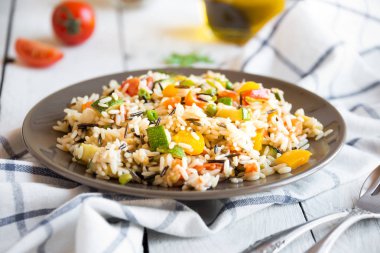 Karışık sebzeli pilav, sağlıklı vejetaryen yemeği.