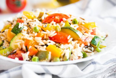 Karışık sebzeli pilav, sağlıklı vejetaryen yemeği.